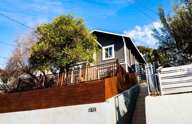 1301 Isabel St