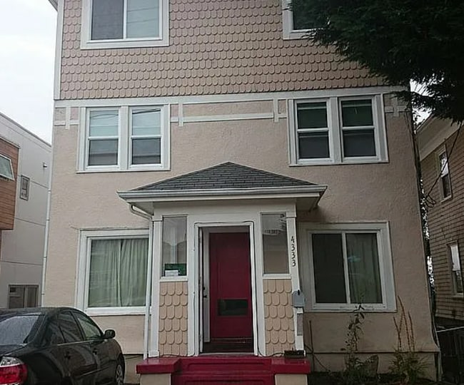 Building Photo - 4333 Phinney Ave N Unit Penthouse