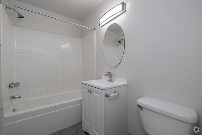 2BR, 2BA - 860SF - Bathroom