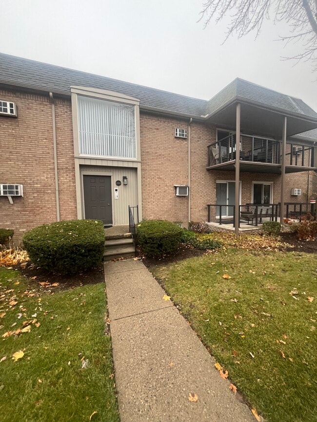 Building Photo - 1709 E 14 Mile Rd Unit A