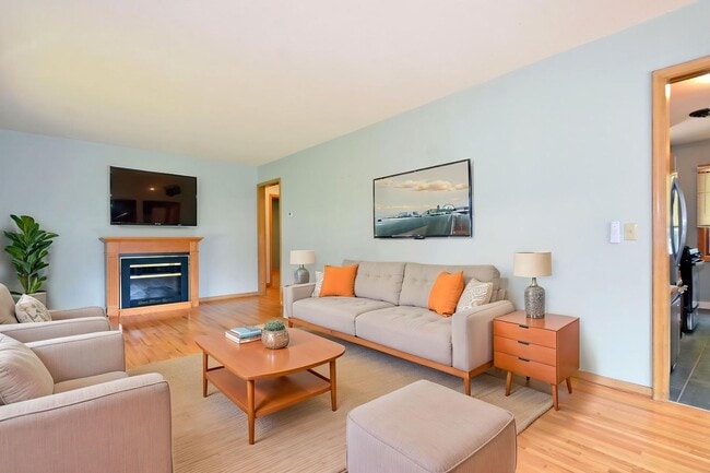 Photo - Beautiful 4-Bed, 2-Bath Home in Bloomington - Available Now!