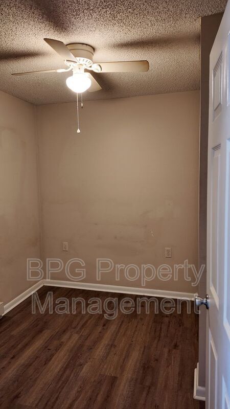 Photo - 205 N Main St