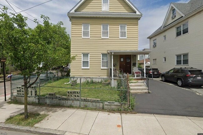 Building Photo - 66 Cottage St Unit 1