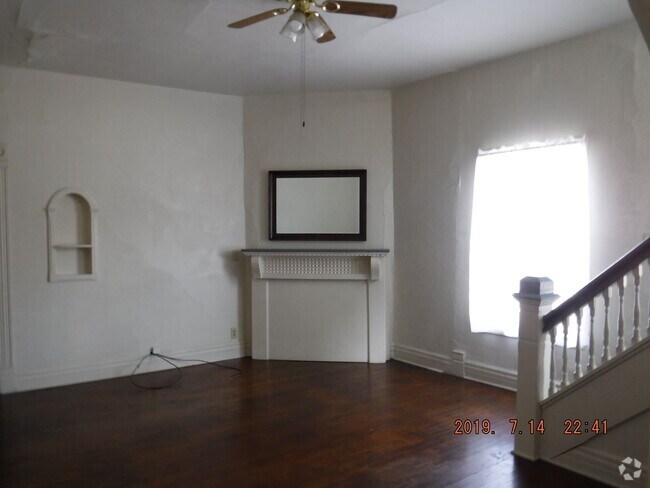 Building Photo - 102 S F St Rental