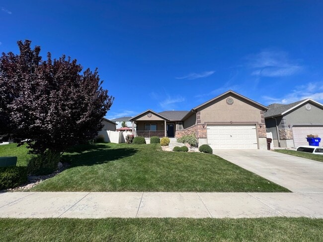 6 Bedroom/3 Bathroom House in Eagle Mountain - 6 Bedroom/3 Bathroom House in Eagle Mountain