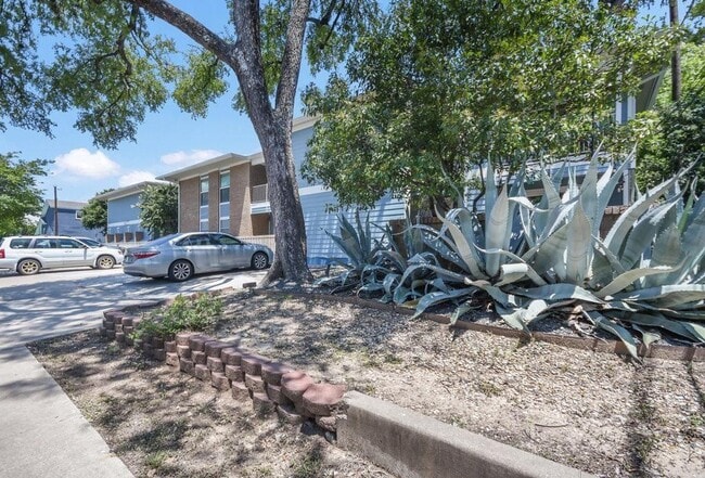 Building Photo - 400 W 35th St Unit 103