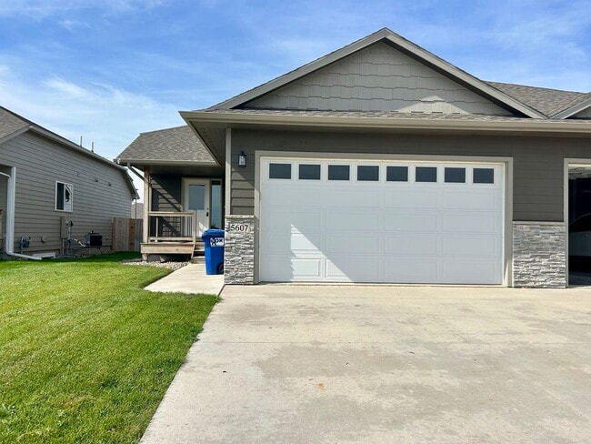 Building Photo - Gorgeous 4 Bedroom 2.5 Bathroom with Fenced Yard!