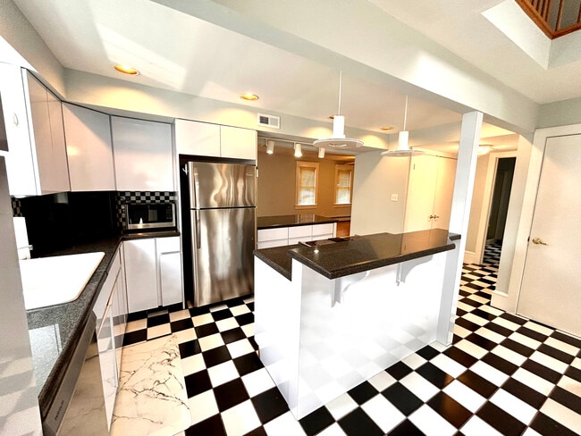Kitchen - 18 Grove St Unit 18B
