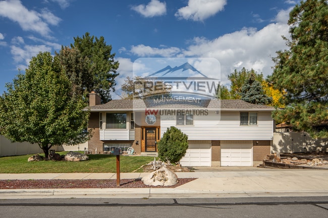 Building Photo - Charming East Sandy Home in a Prime Location