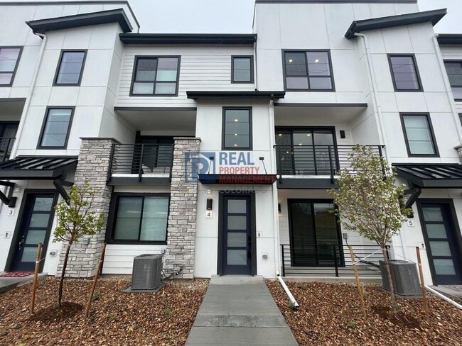 Building Photo - 2074 S Holly St Rental