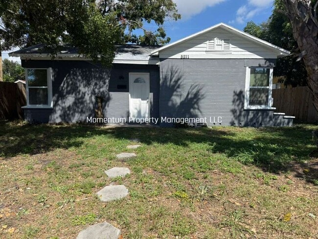 Building Photo - Cute & Cozy 1 Bedroom in Central St. Pete! Apply for FREE This Holiday Season!