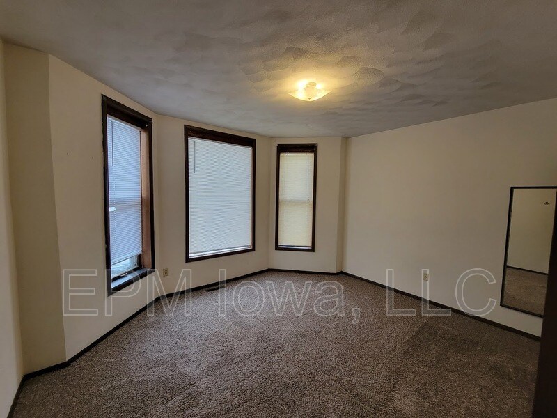 Photo - 306 1/2 1st St SE