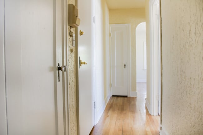 VESTÍBULO - Charmain Apartments