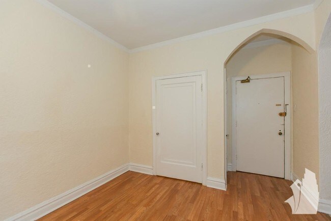 4829 N Damen Ave Unit 105