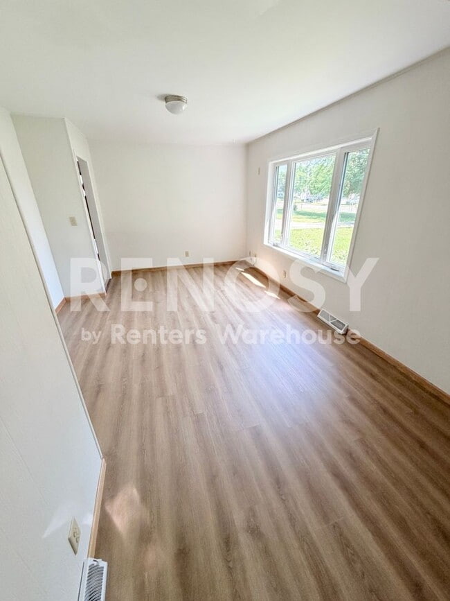 Photo - 320 Linden Ave W