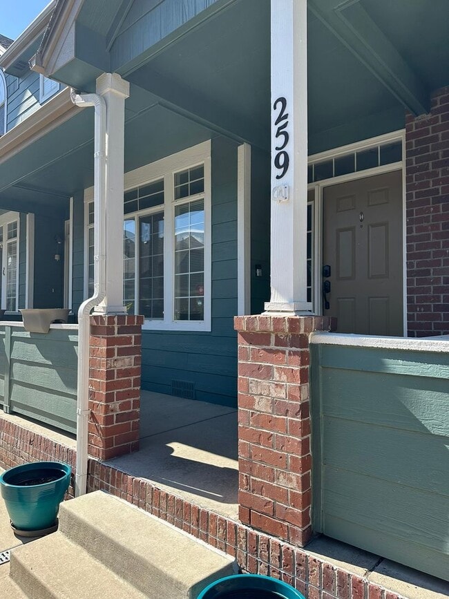 Building Photo - Make this refreshed townhome your own!