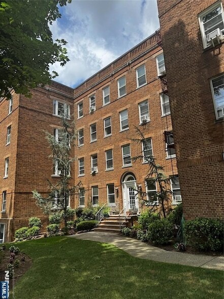 Building Photo - 250 Broad Ave Unit Ground
