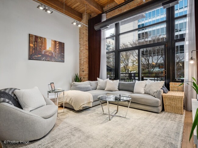 Photo - 525 W Superior St