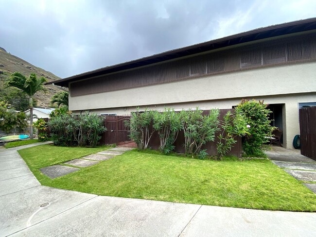 Building Photo - Hawaii Kai - The COLONY MARINA: Lovely townhouse with spacious 4 bedrooms, 3 bath, 2 covered par...