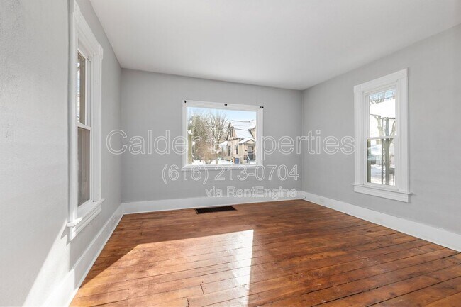 Photo - 51 Colfax St NE