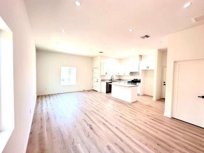 Photo - 1675 University Dr