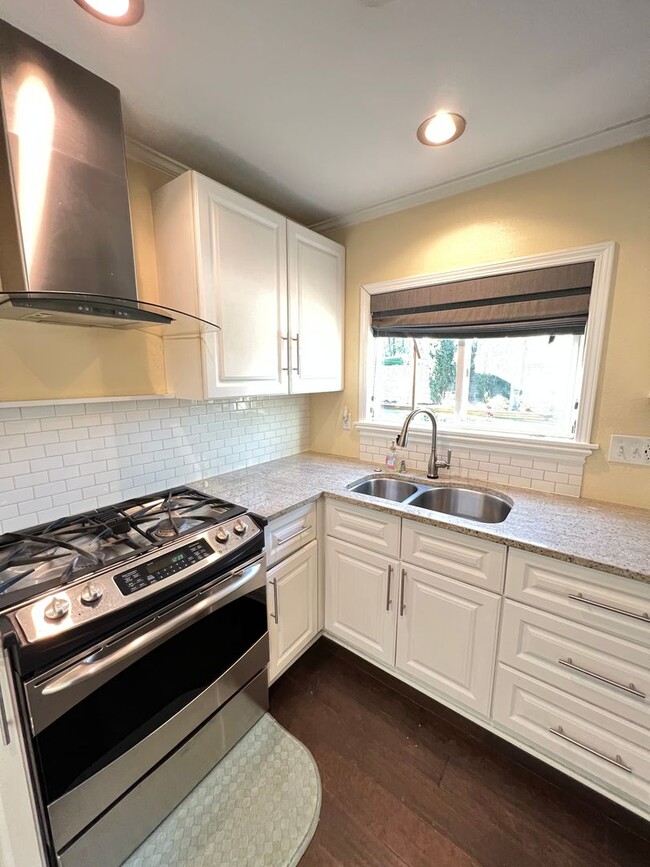 Photo - Three Bedrooms Two Bathrooms in Lakeside