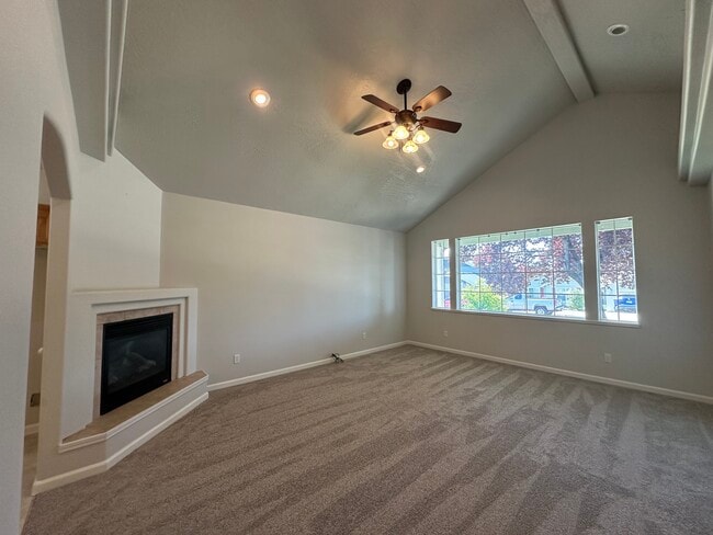 Photo - 992 Heather Way