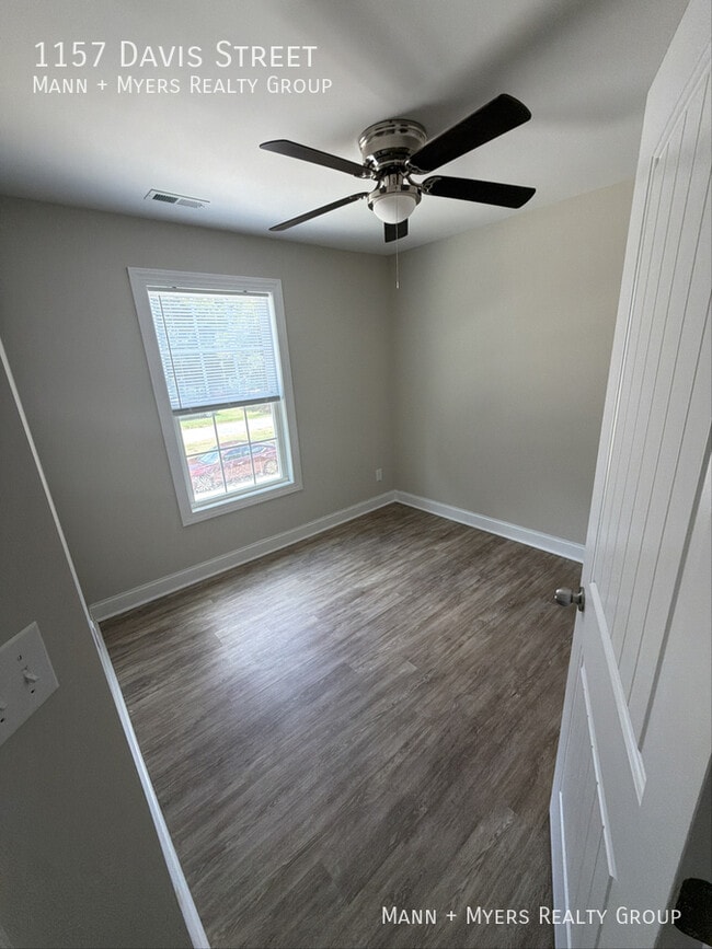 Photo - 1157 Davis St