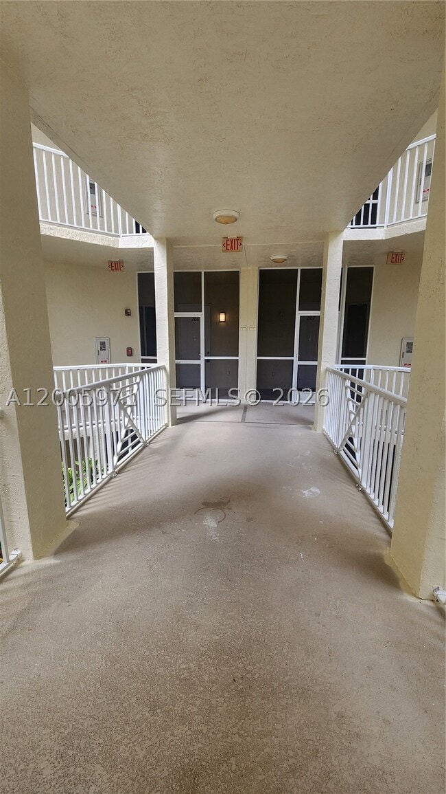 Building Photo - 3600 Oaks Clubhouse Dr Unit 206