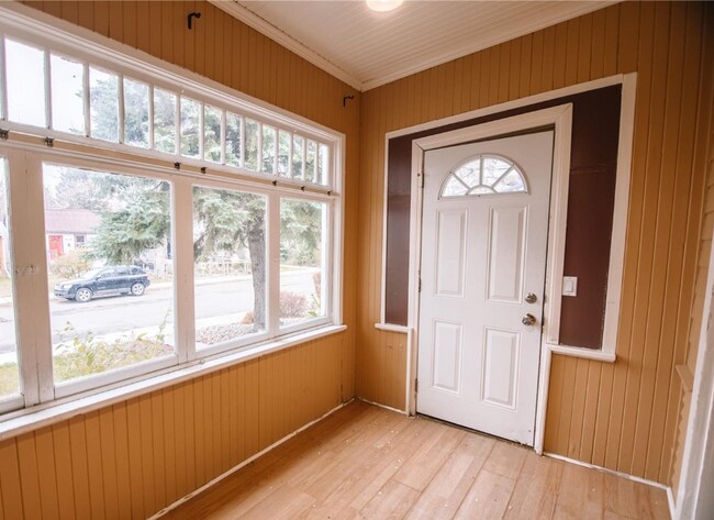 Photo - 2061 Queen St