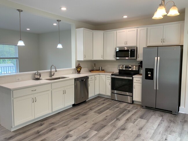 Photo - Beautiful 3BR/2.5 Bath Townouse with 2 Car... Unit 98HT-2