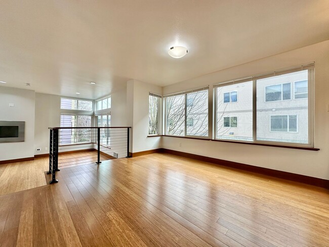 Modern 3-Bedroom Townhome with Stunning Ro... - Modern 3-Bedroom Townhome with Stunning Ro...