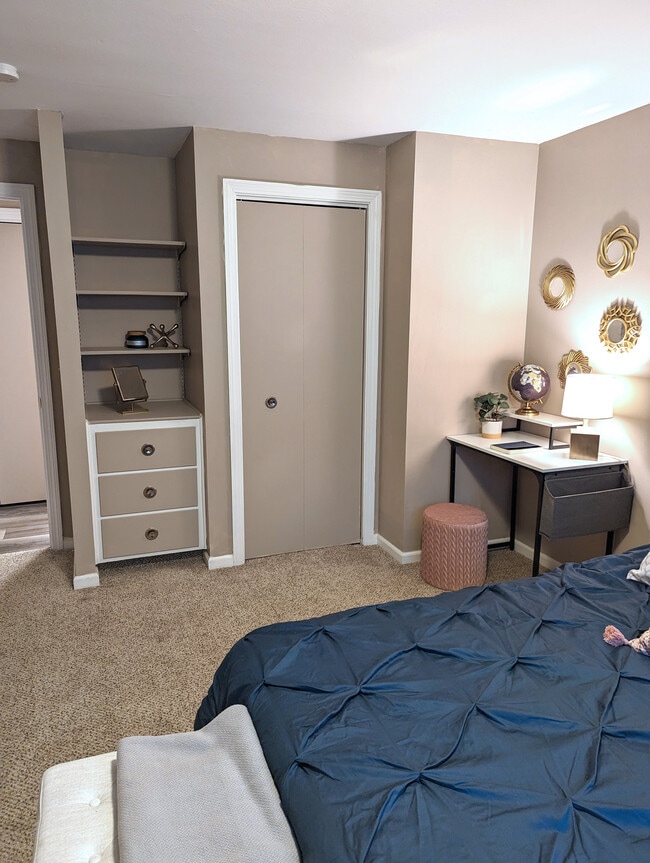 1BR Bedroom - Colonial Townhouse Apartments