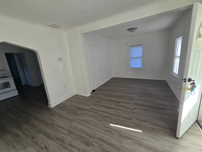 Photo - Adorable 3 bed 1 bath house! Spacious unit!