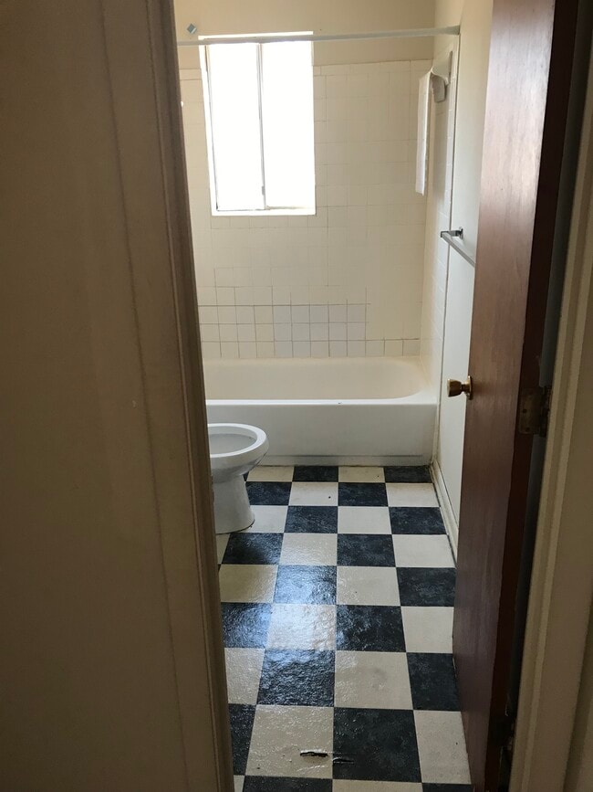 bath - 1140 S Elizabeth St Unit 2