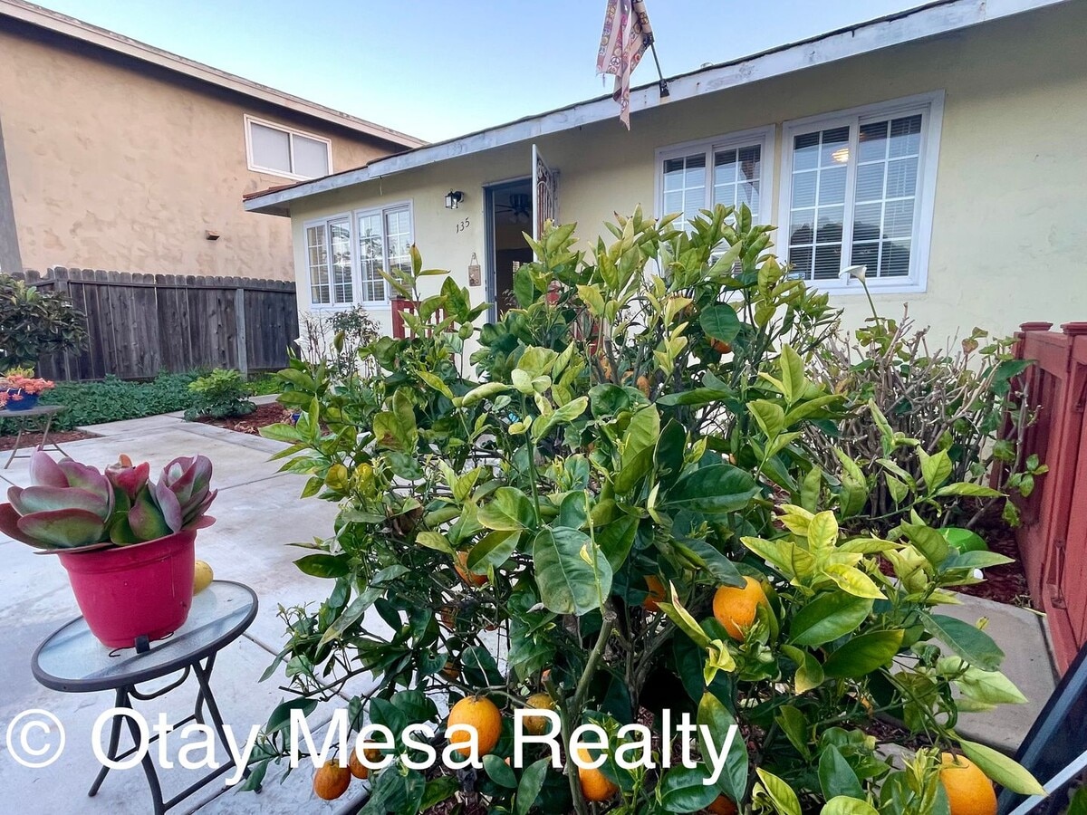 Charming 2-Bedroom Home with Expansive Outdoor Space - Charming 2-Bedroom Home with Expansive Outdoor Space