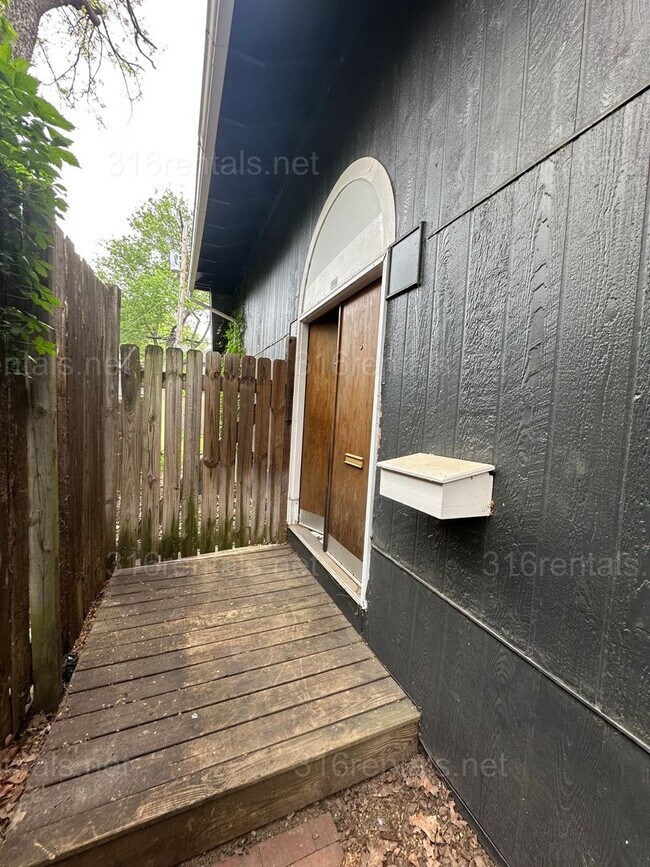 Photo - $1545 - 2 bed 1.5 bath - Duplex located in Riverside