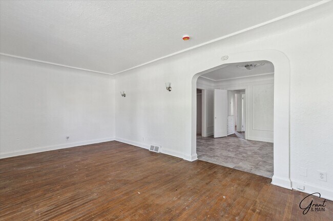 Grant & Main - 10343 Crocuslawn St