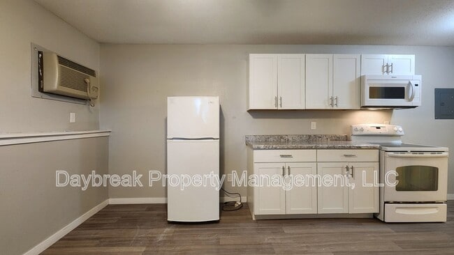 Photo - 717 30th St N