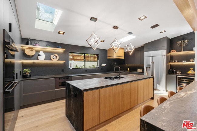 Photo - 23283 Erwin St