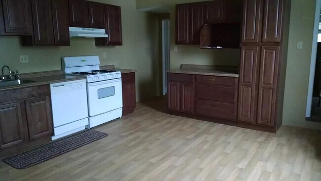 Photo - 129 E Locust St