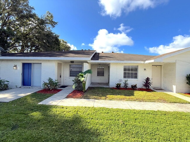 Building Photo - Charming 1-Bedroom Spacious Retreat in Bra... Rental