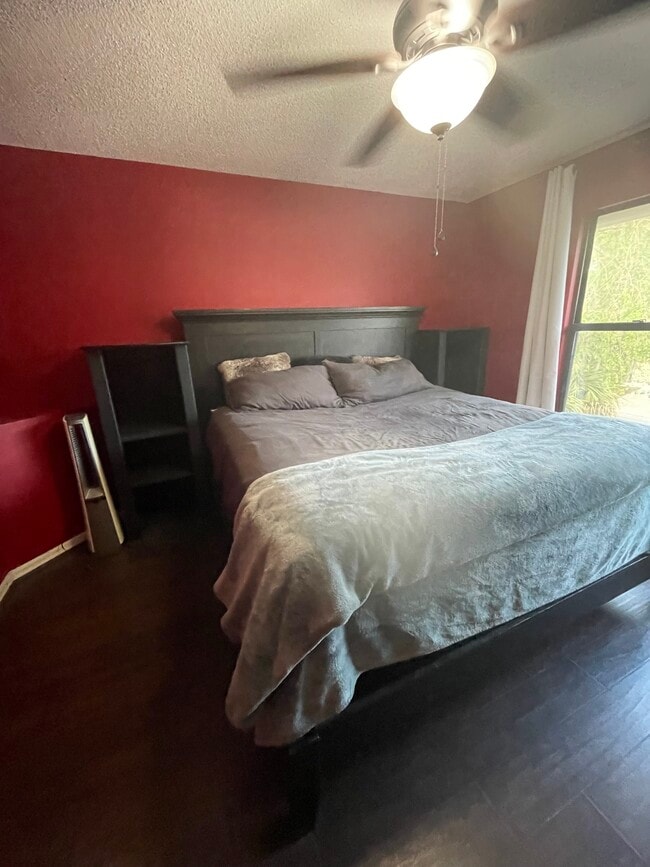 Second Floor King size bed - 810 Hammockwood Ct