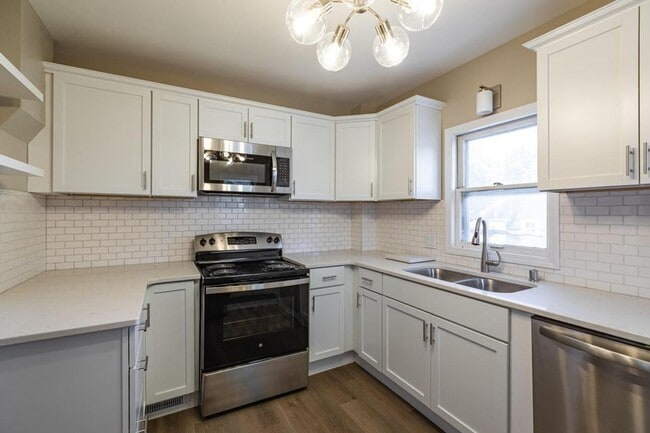 Building Photo - Gorgeous Northside Home with Quartz Countertops!