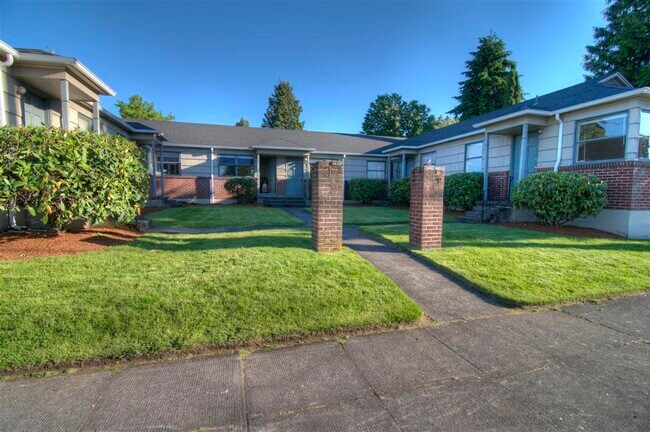 Building Photo - 7222 East Burnside Unit Apt #6