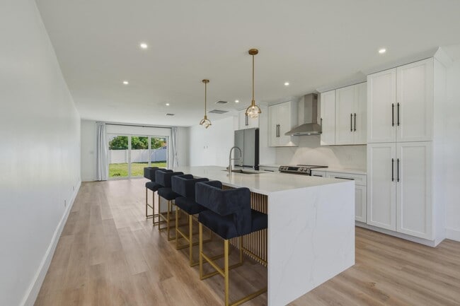 Photo - 461 SW 1st St