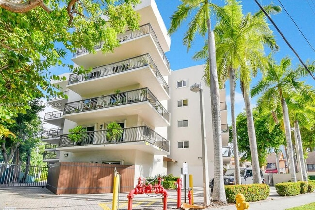 Building Photo - 1918 Brickell Ave Unit 505