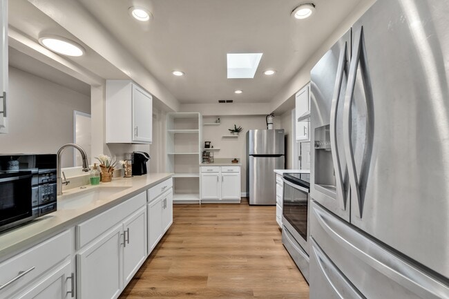 Building Photo - 1701 W Hazelwood St Rental