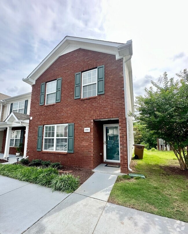 Building Photo - Welcome Home! Rare 3 Bedroom 2.5 Bath Town...