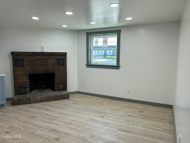 Photo - 4450 N Main St